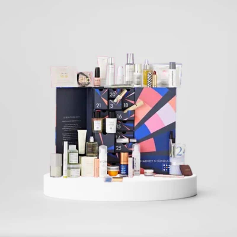 HARVEY NICHOLS advent calendar 2023 is presented in a sleek geometrical box including 25 with a total of 45 items that will add pleasure to the anticipation of the holiday season