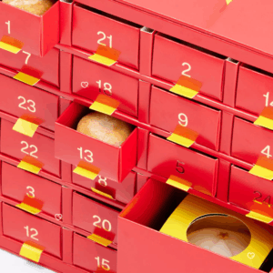 Selfridges Mini Mince Pie Advent Calendar 2025 contains 420g of festive mini mince pies, in a beautifully illustrated festive box, with a handy yellow ribbon for easy carrying