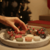 Yankee Candle Wreath Advent Calendar 2025 with 24 scented tea lights, glass holder and 8 festive fragrances, perfect for Christmas candle lovers.