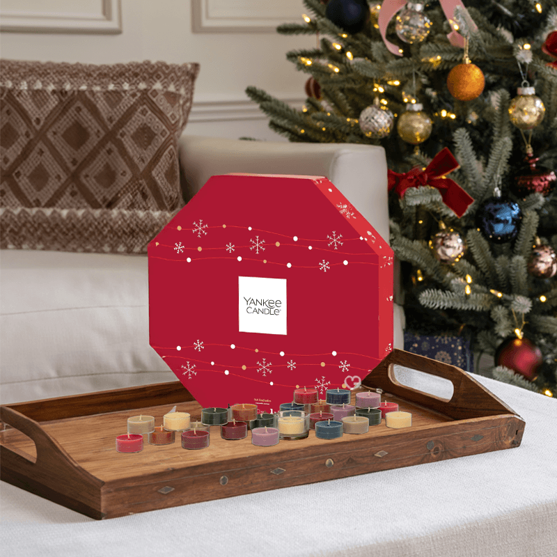 Yankee Candle Wreath Advent Calendar 2025 with 24 scented tea lights, glass holder and 8 festive fragrances, perfect for Christmas candle lovers.
