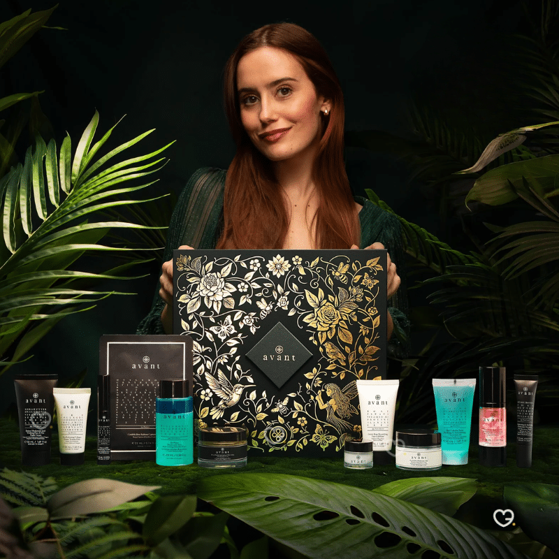 Avant Skincare Advent Calendar 2025 12-day journey into luxury beauty. Behind each carefully designed compartment are high-end skincare treatments, including serums and creams enriched with plant-based ingredients. Presented in an elegant format, this limited-edition calendar is designed for festive moments of self-care or as a thoughtful seasonal gift. The clean and structured design underlines its premium character while emphasizing a daily ritual of discovery.