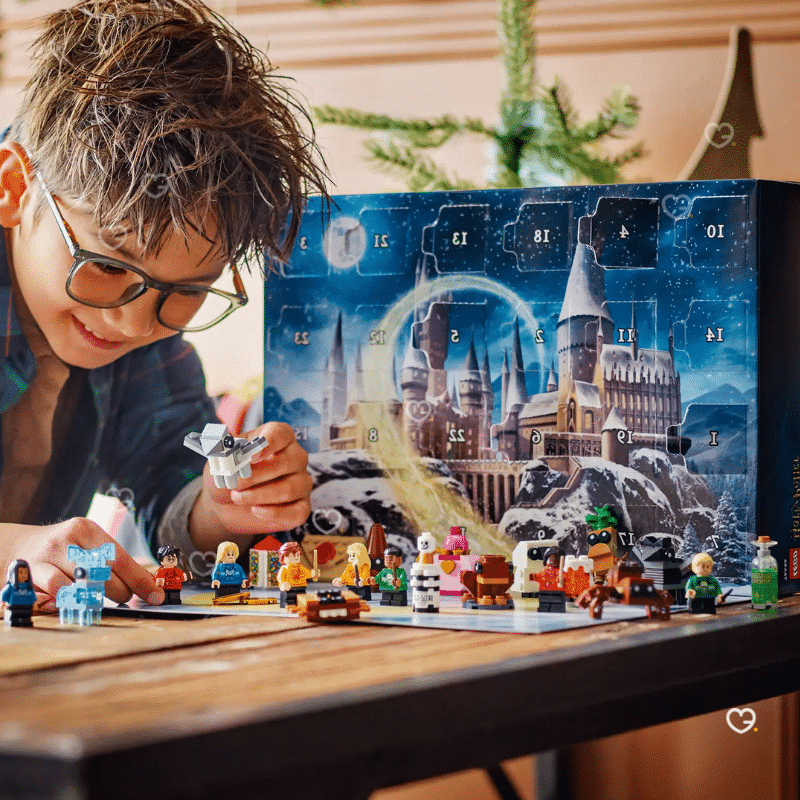 Lego Harry Potter (76456) Advent Calendar 2025 with 24 festive builds, 8 minifigures, magical creatures and 278 collectible pieces for families and fans.