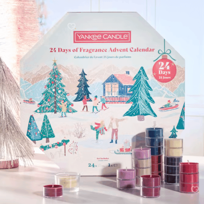 Yankee Candle Wreath Advent Calendar 2025 with 24 scented tea lights, glass holder and 8 festive fragrances, perfect for Christmas candle lovers.