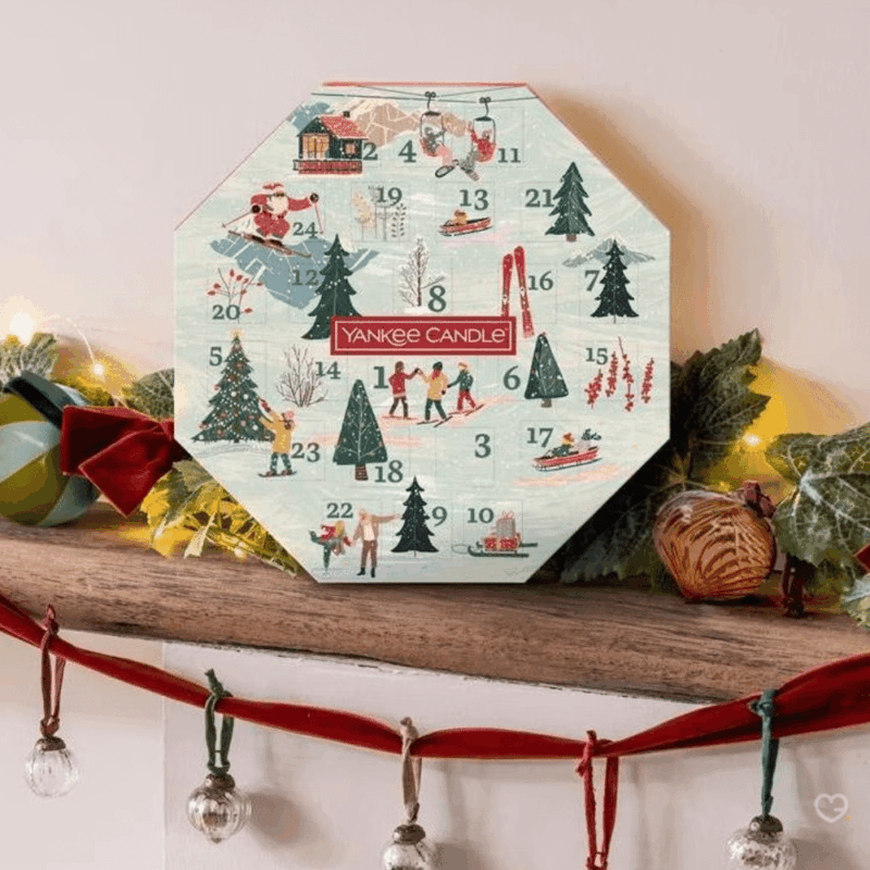 Yankee Candle Wreath Advent Calendar 2025 with 24 scented tea lights, glass holder and 8 festive fragrances, perfect for Christmas candle lovers.