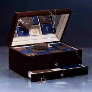 Astrid & Miyu advent calendar 2026 gold edition open, mirrored lid with gold jewellery on display