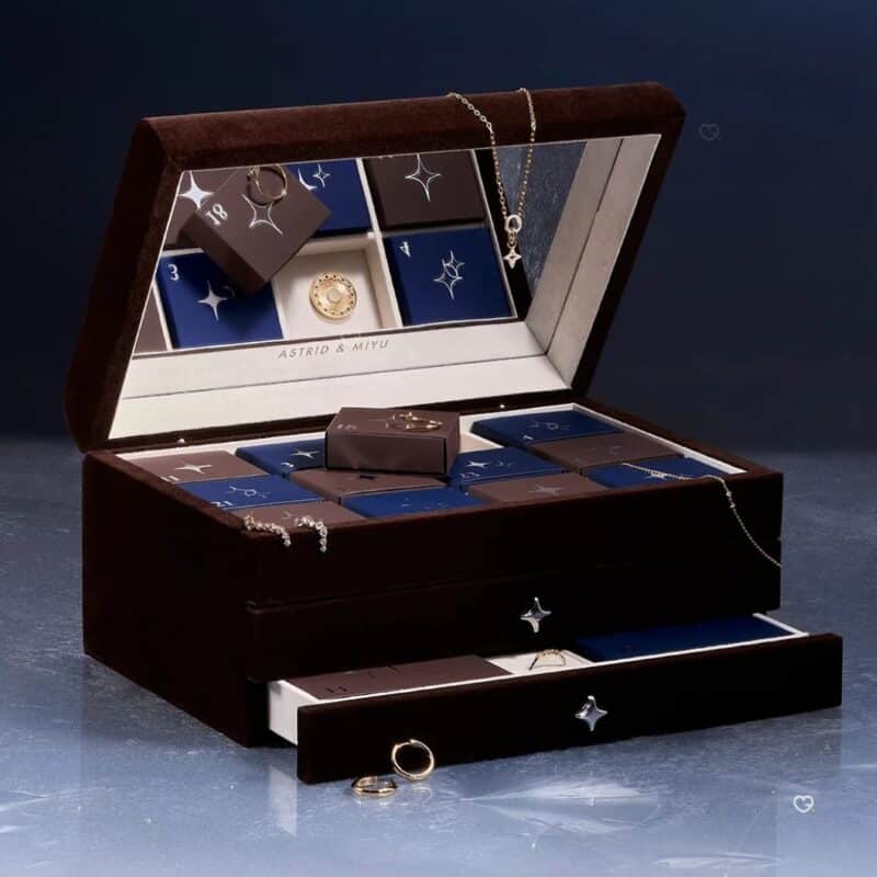 Astrid & Miyu advent calendar 2026 gold edition open, mirrored lid with gold jewellery on display